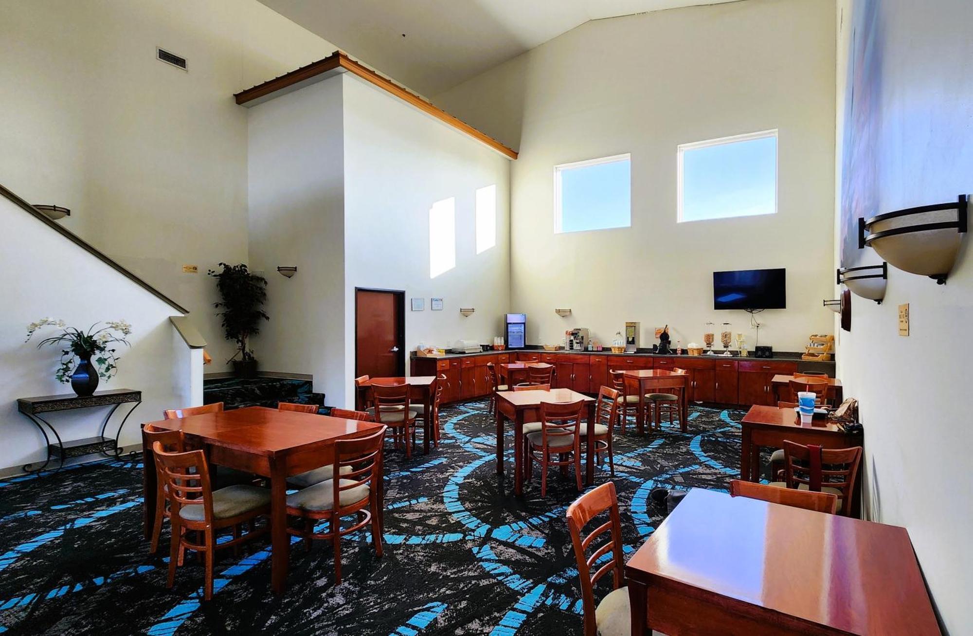 Fairbridge Inn & Suites Canadian Екстериор снимка